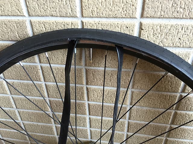 チューブをタイヤに入れていく